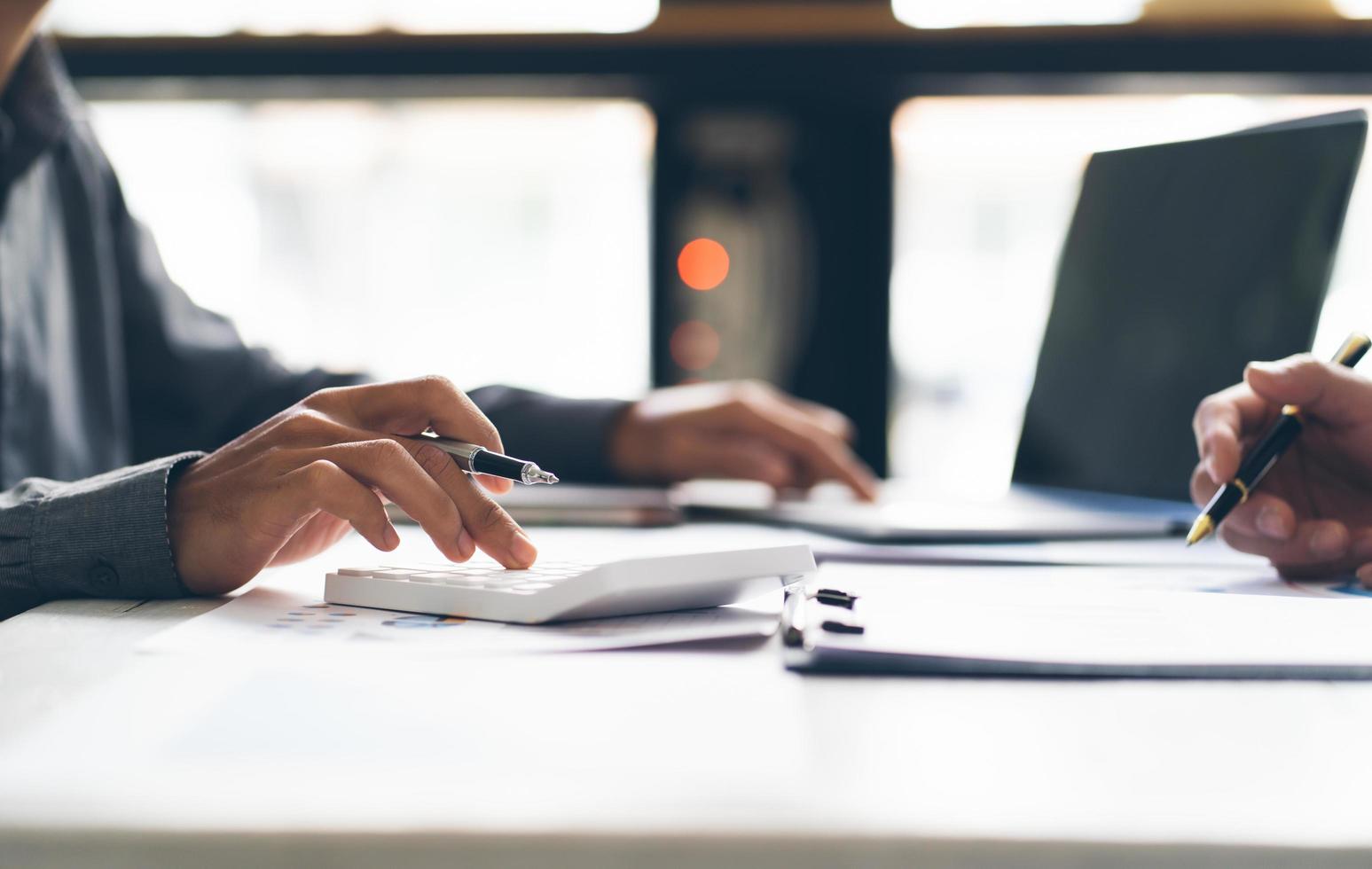 Lluvia de ideas del equipo corporativo de negocios, estrategia de planificación con un análisis de discusión, investigación de inversiones con gráfico en la oficina, documentos de su escritorio y concepto de ahorro. foto