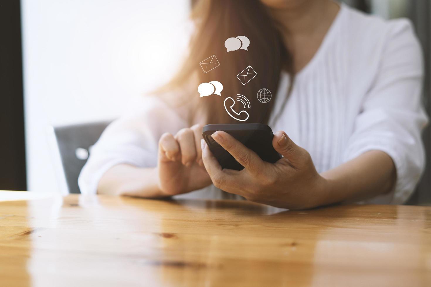 mujer joven usando un teléfono inteligente, concepto de redes sociales foto