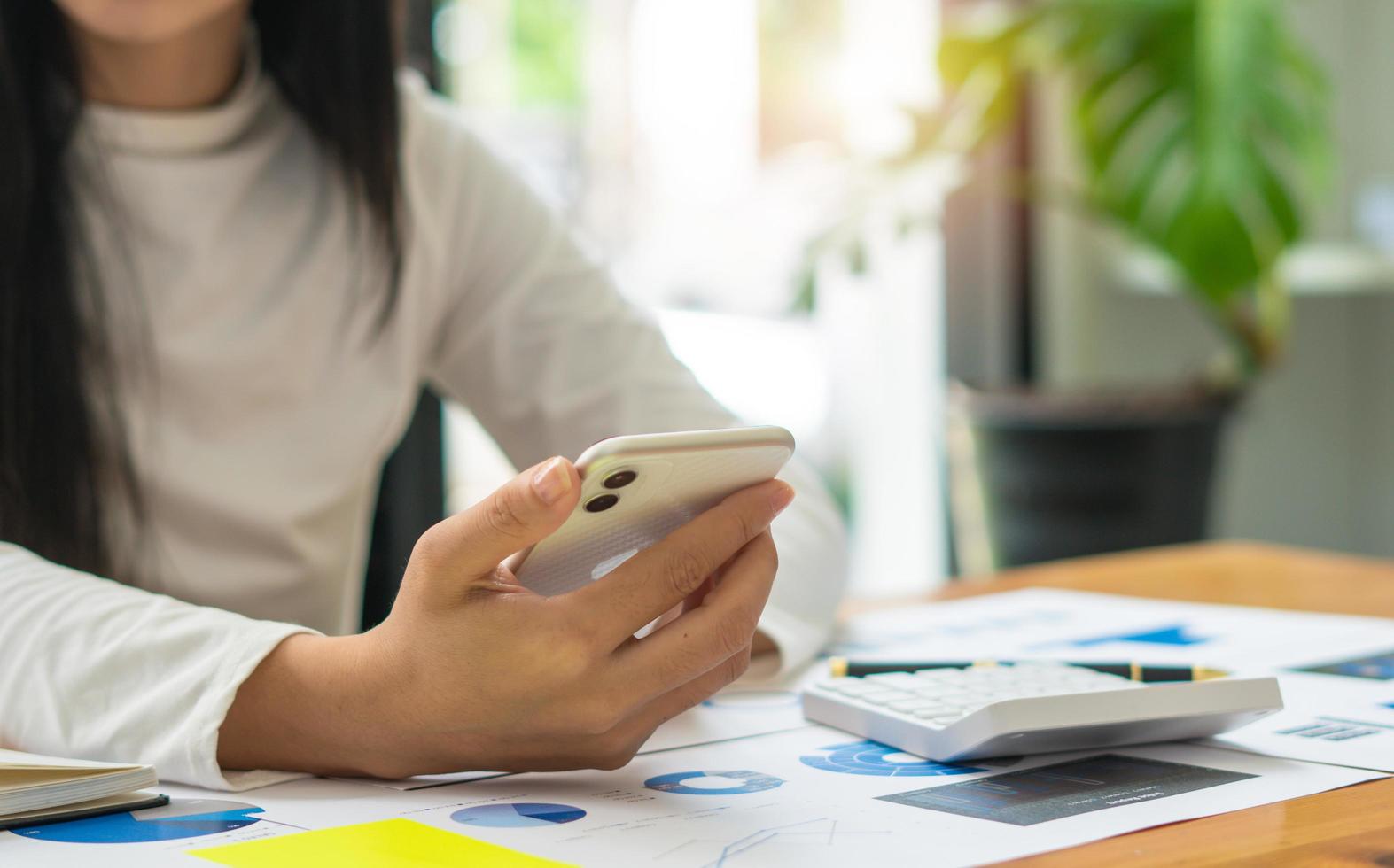 mujer que usa un dispositivo moderno para teléfonos inteligentes, manos femeninas que escriben mensajes de texto a través de un teléfono celular, concepto de redes sociales foto