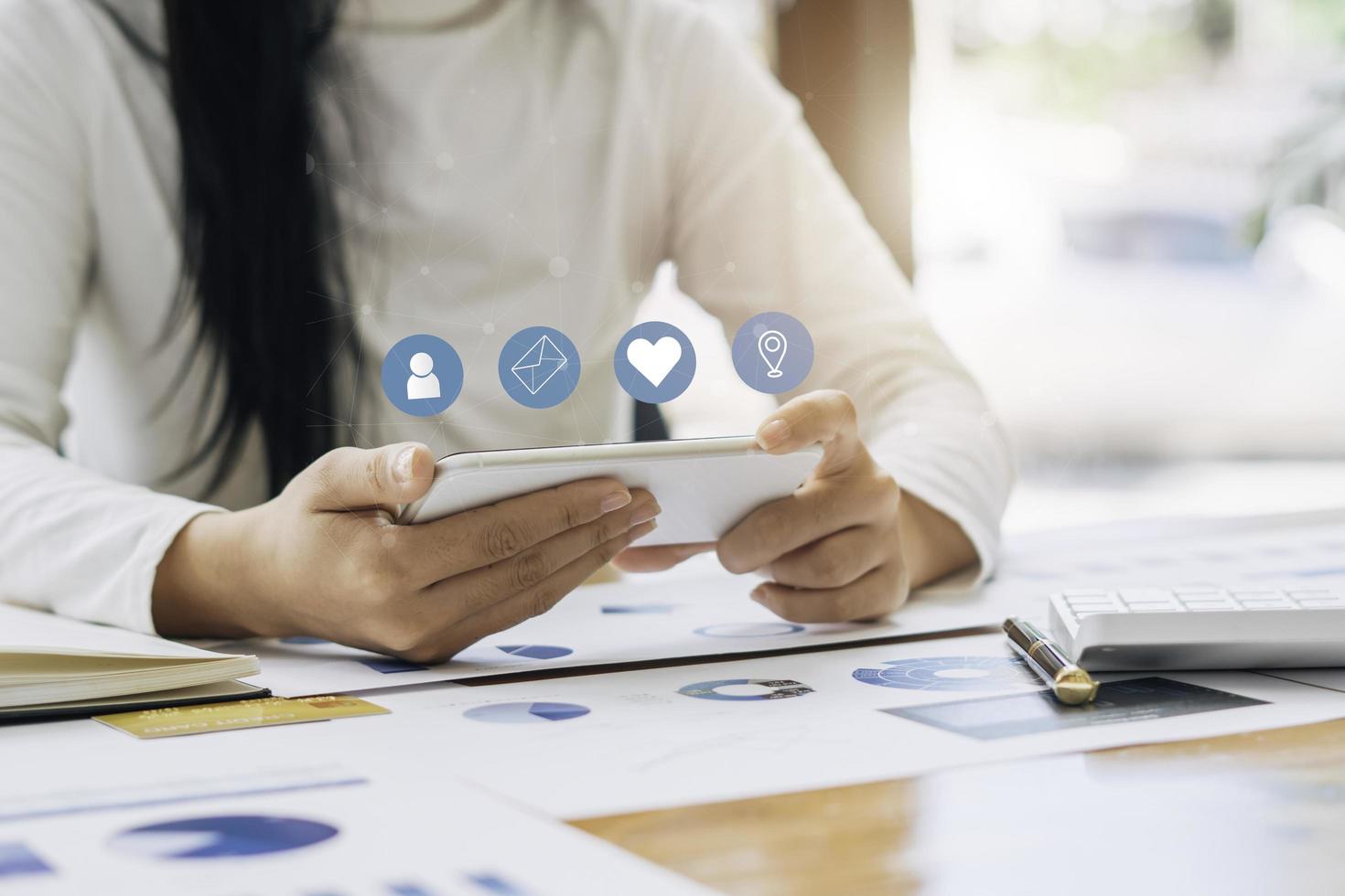 imagen de primer plano de las manos de la mujer usando el teléfono inteligente y el concepto de red social. foto