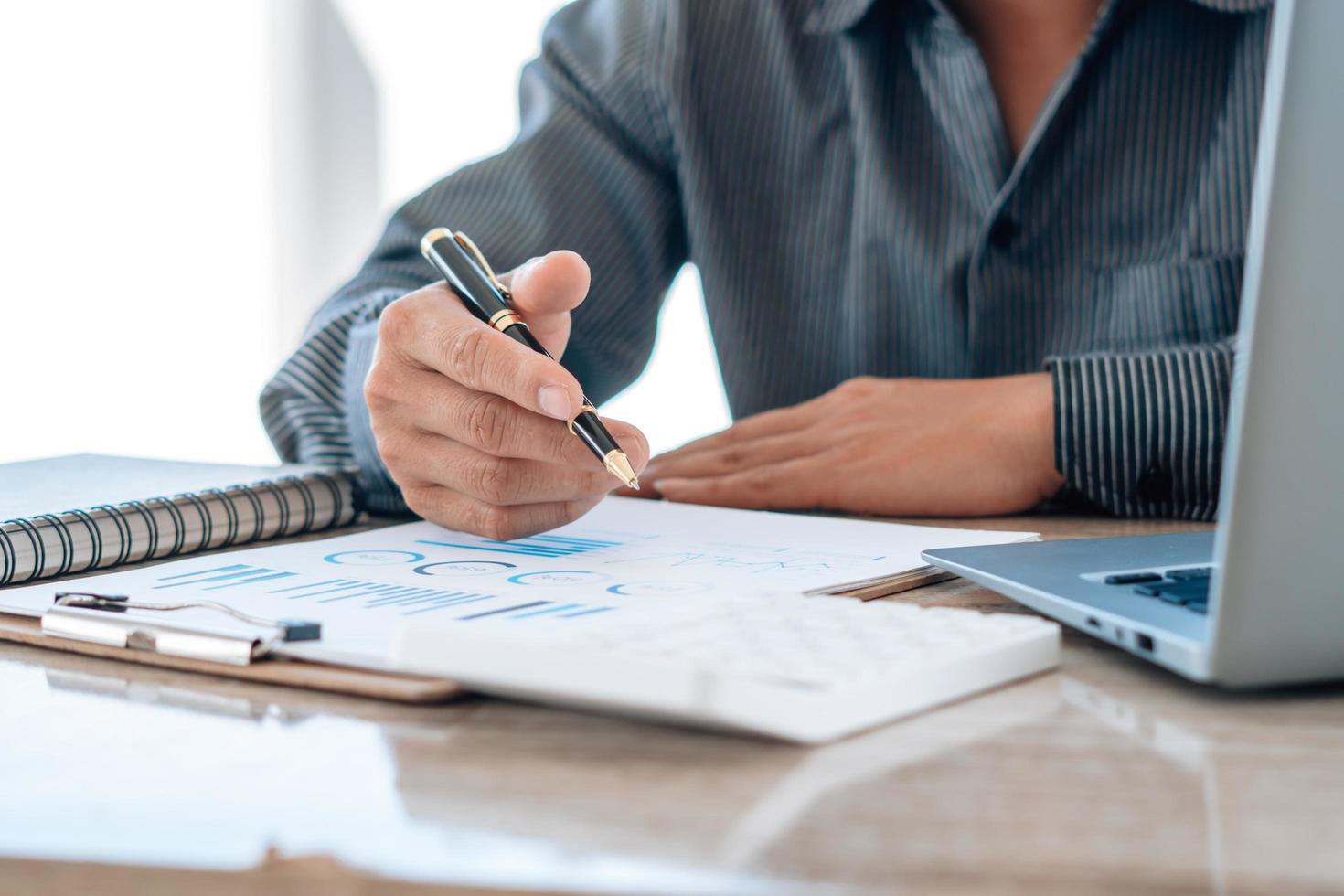 vista de cerca de las manos del tenedor de libros o del inspector financiero haciendo informes, calculando o comprobando el saldo. finanzas domésticas, inversión, economía, ahorro de dinero o concepto de seguro. foto