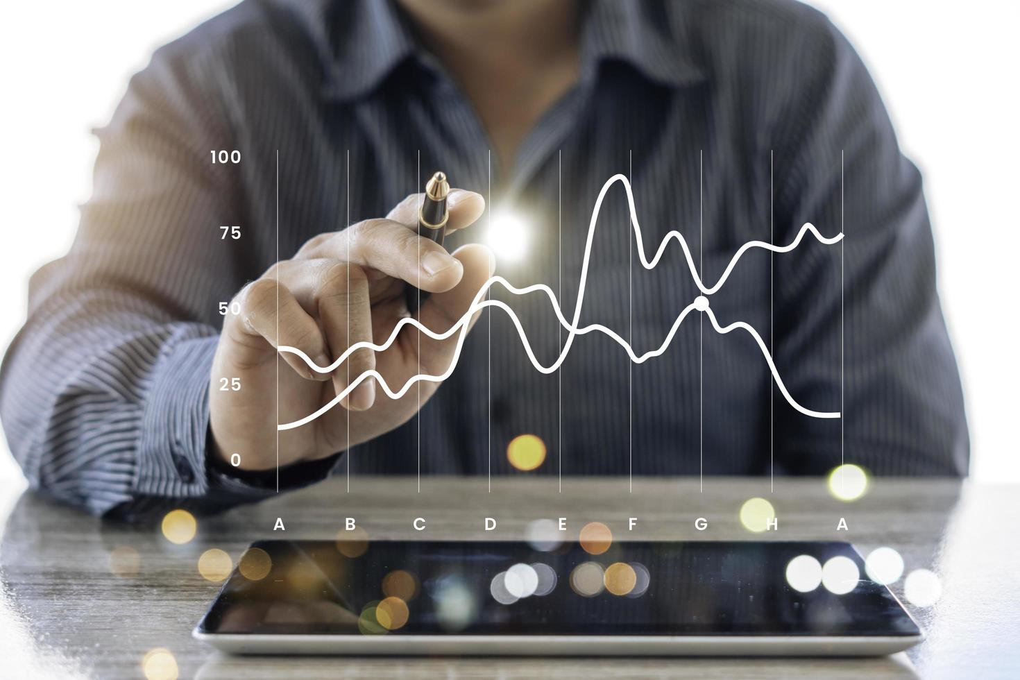 concepto de análisis de estrategia, empresario que trabaja gerente financiero investigando el proceso de contabilidad calcular analizar mercado gráfico datos stock información revisar sobre la mesa en la oficina. foto