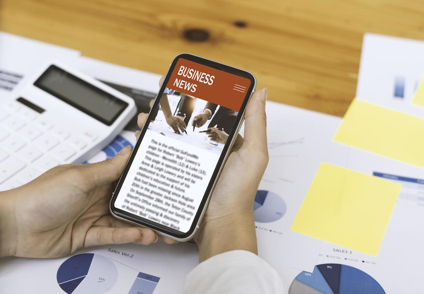 aplicación de noticias móviles en smartphone. hombre leyendo noticias en línea en el sitio web con teléfono celular. persona que navega por los últimos artículos en Internet. luz de la pantalla del teléfono. foto