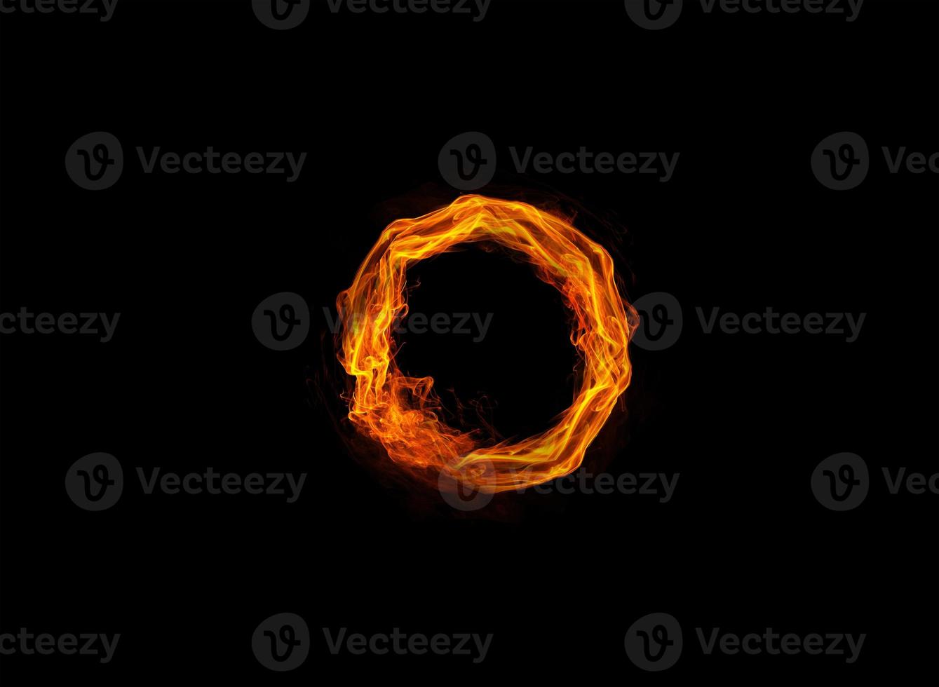 signo circular hecho de llamas ardientes foto