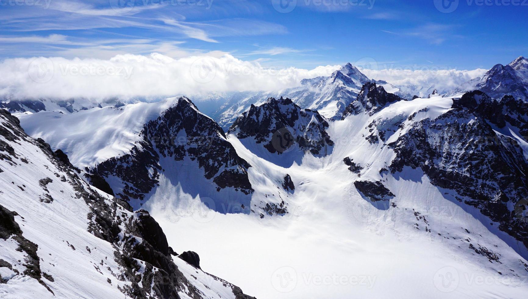 valle de titlis montañas nevadas niebla en suiza, europa foto