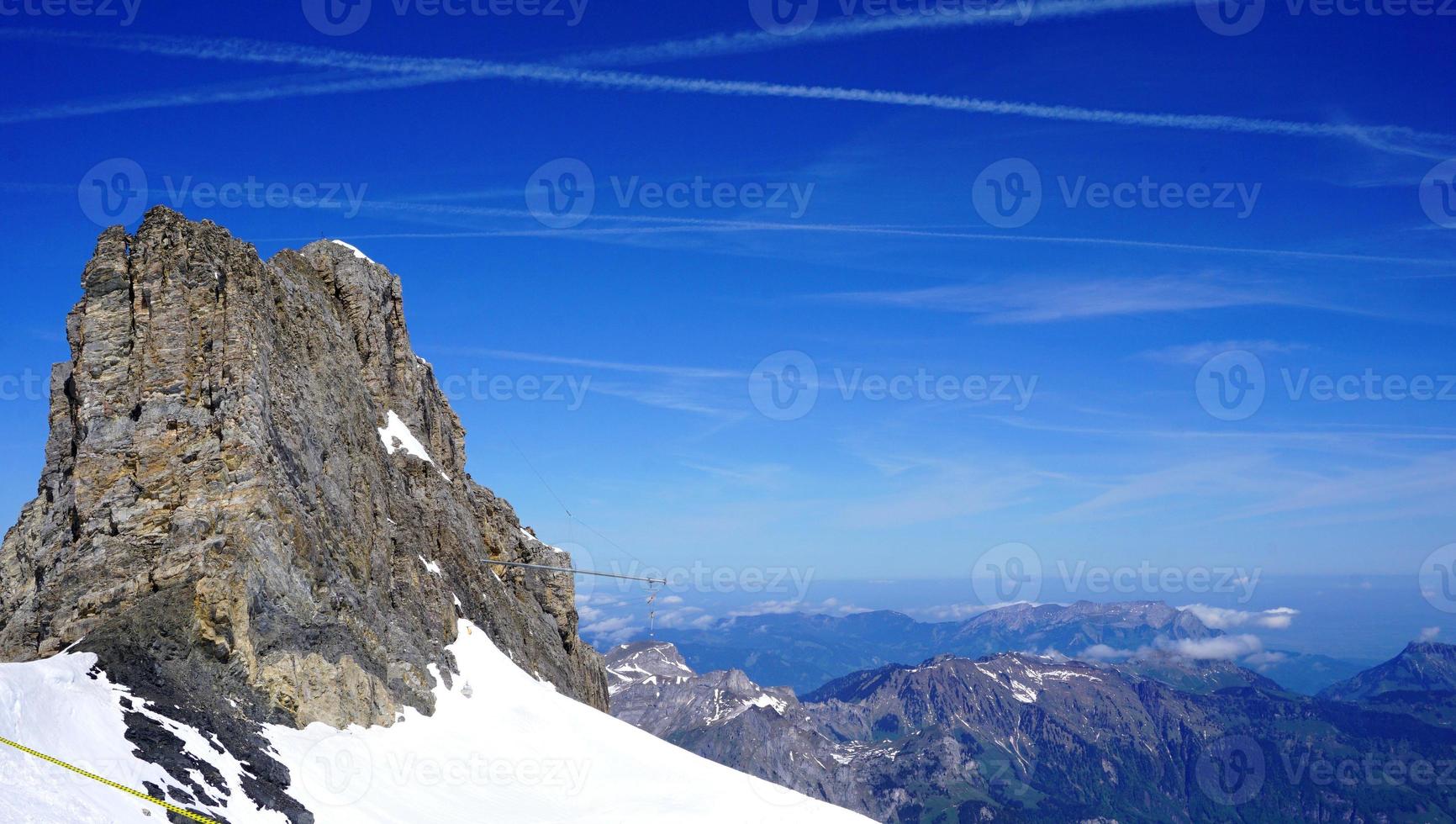 cima de las montañas de piedra titlis paisaje en suiza, europa foto