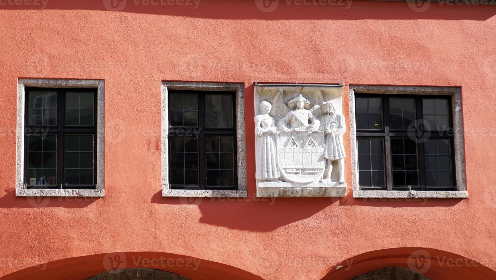 fachada de color rosa antiguo edificio de arquitectura y escultura en el casco antiguo de la ciudad de innsbruck, austria, europa foto