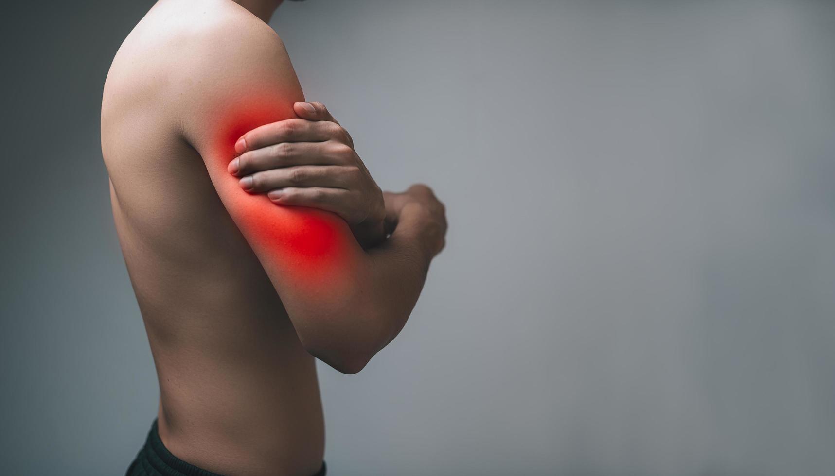 paciente varón que tiene dolor, dolores, dolor en el brazo, hueso, tendón, dolor concepto médico lesión foto