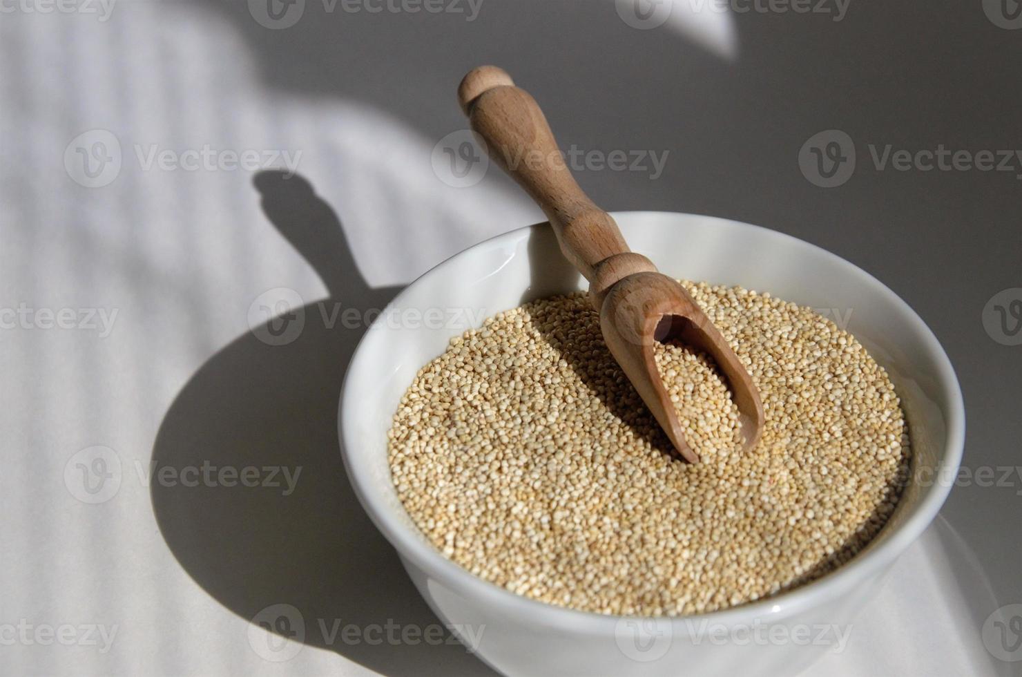 semilla de quinua para una alimentación saludable en un plato blanco con una cuchara. foto de alta calidad