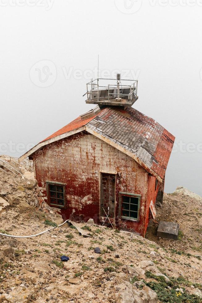 edificio rústico en la costa foto