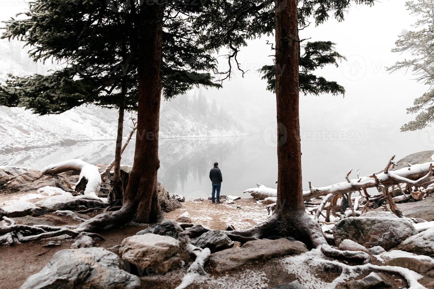 persona en un país de las maravillas de invierno foto