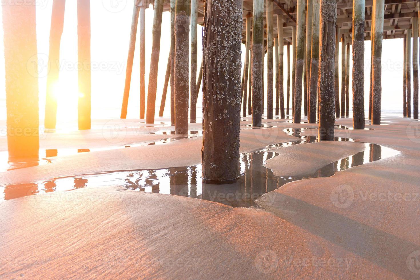 puesta de sol a través de los muelles foto