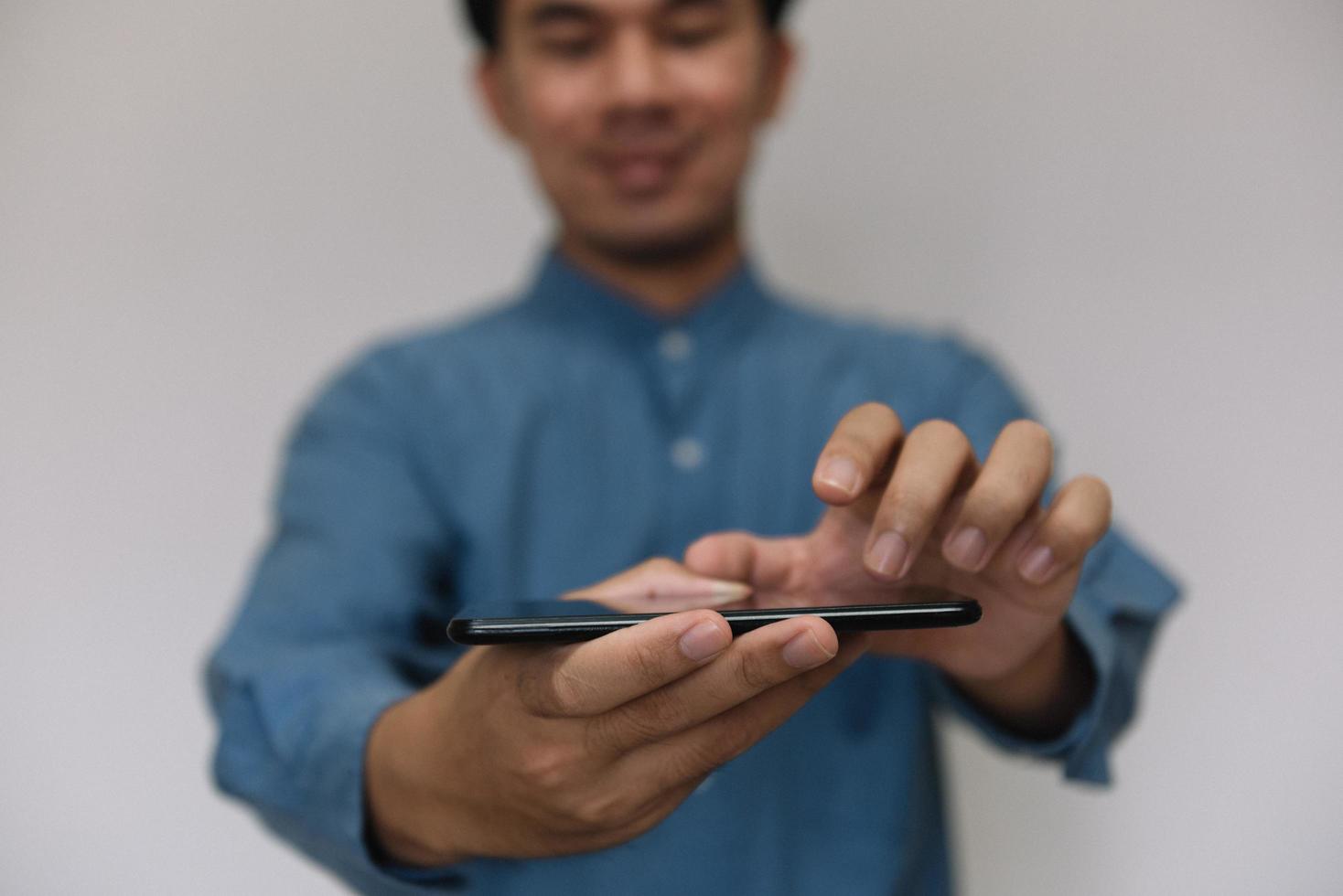 hombre que usa el teléfono celular para buscar datos y redes sociales en Internet. foto