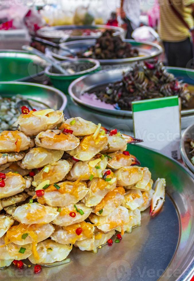 comida callejera china tailandesa selección de mariscos ciudad china bangkok tailandia. foto