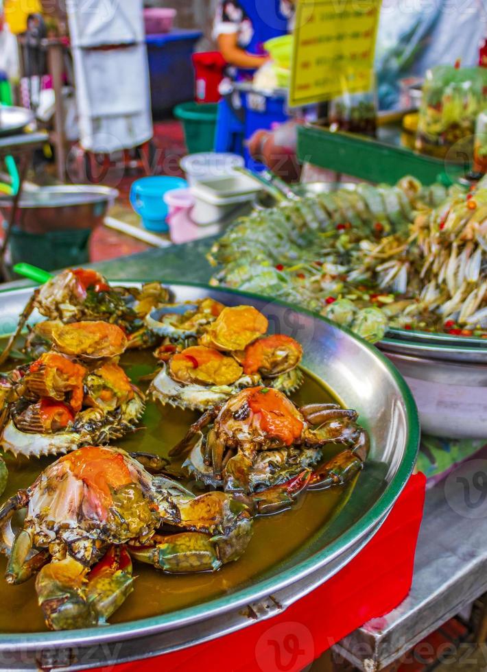 comida callejera china tailandesa selección de mariscos ciudad china bangkok tailandia. foto