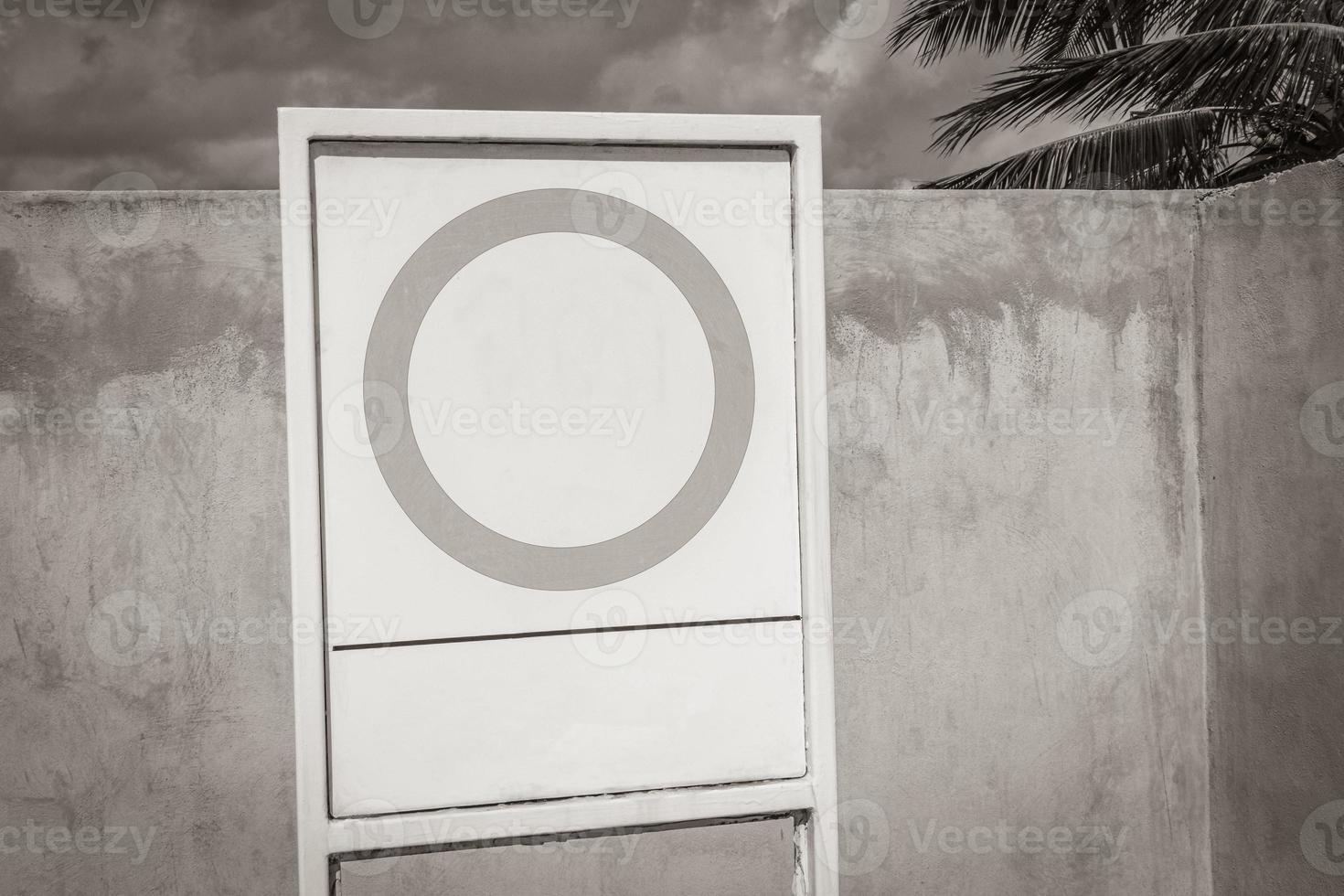 señal de carretera blanca en la autopista autopista en puerto aventuras mexico. foto