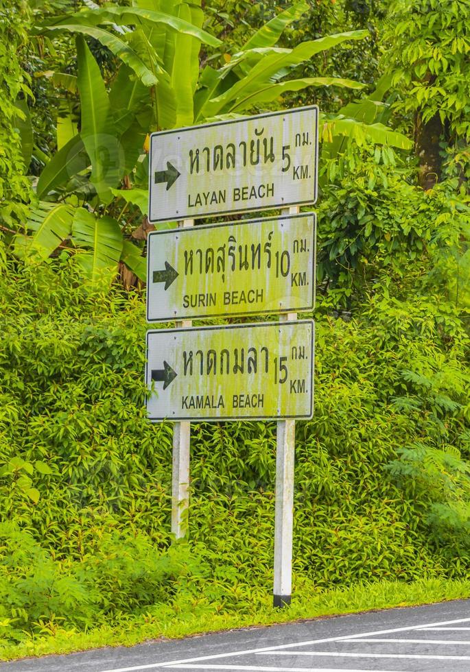 bienvenido a layan surin kamala beach señales de tráfico phuket tailandia. foto