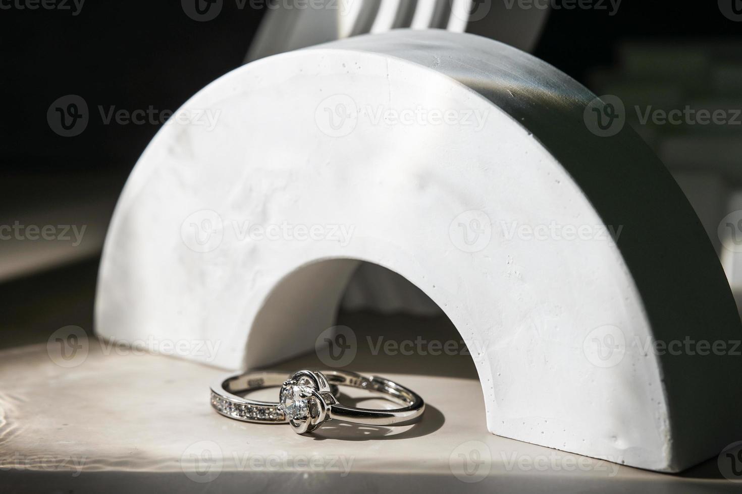 cerca del anillo de diamantes de compromiso. concepto de amor y boda. foto