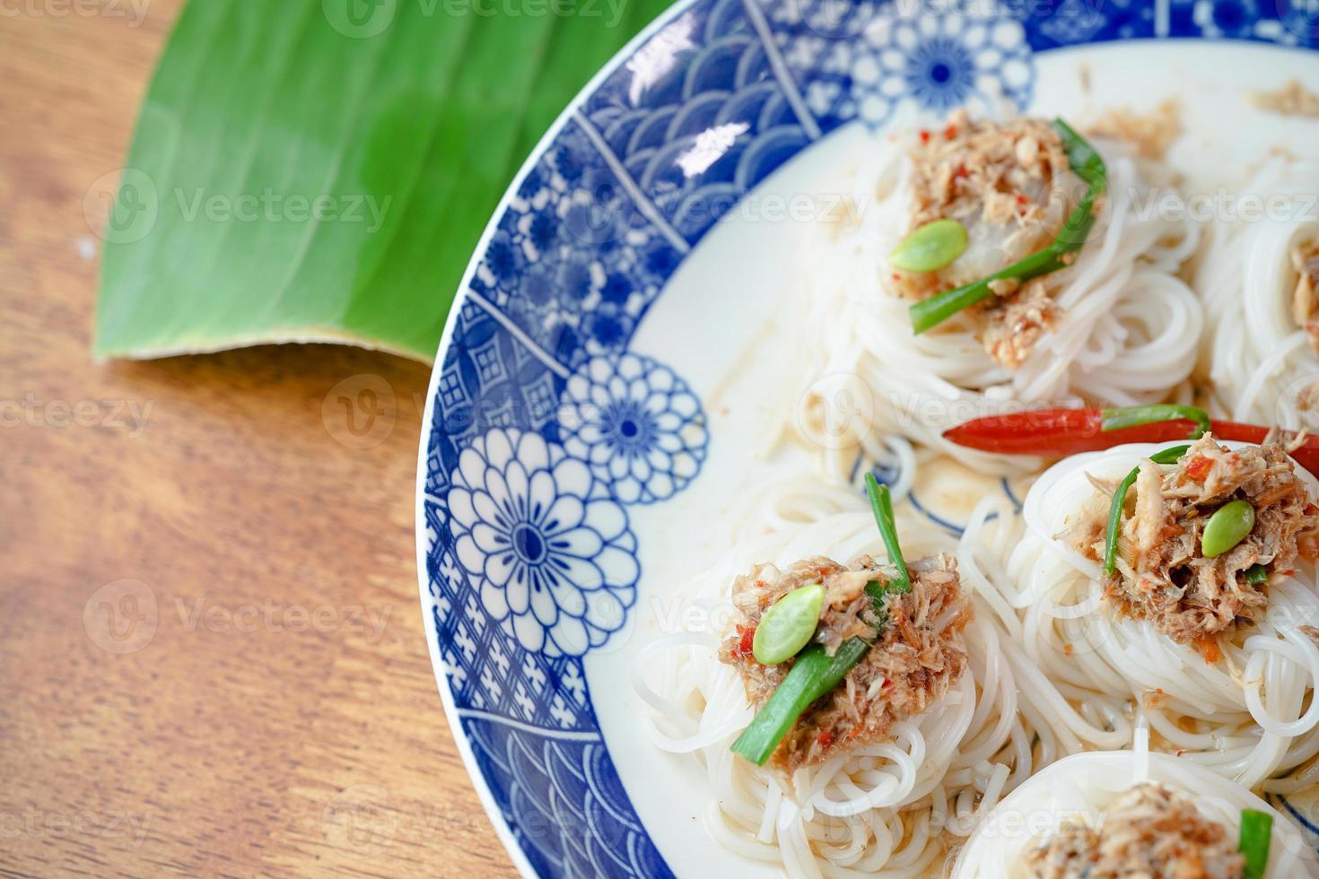 kanom jeen nam ya, fideos con salsa curry de pescado foto