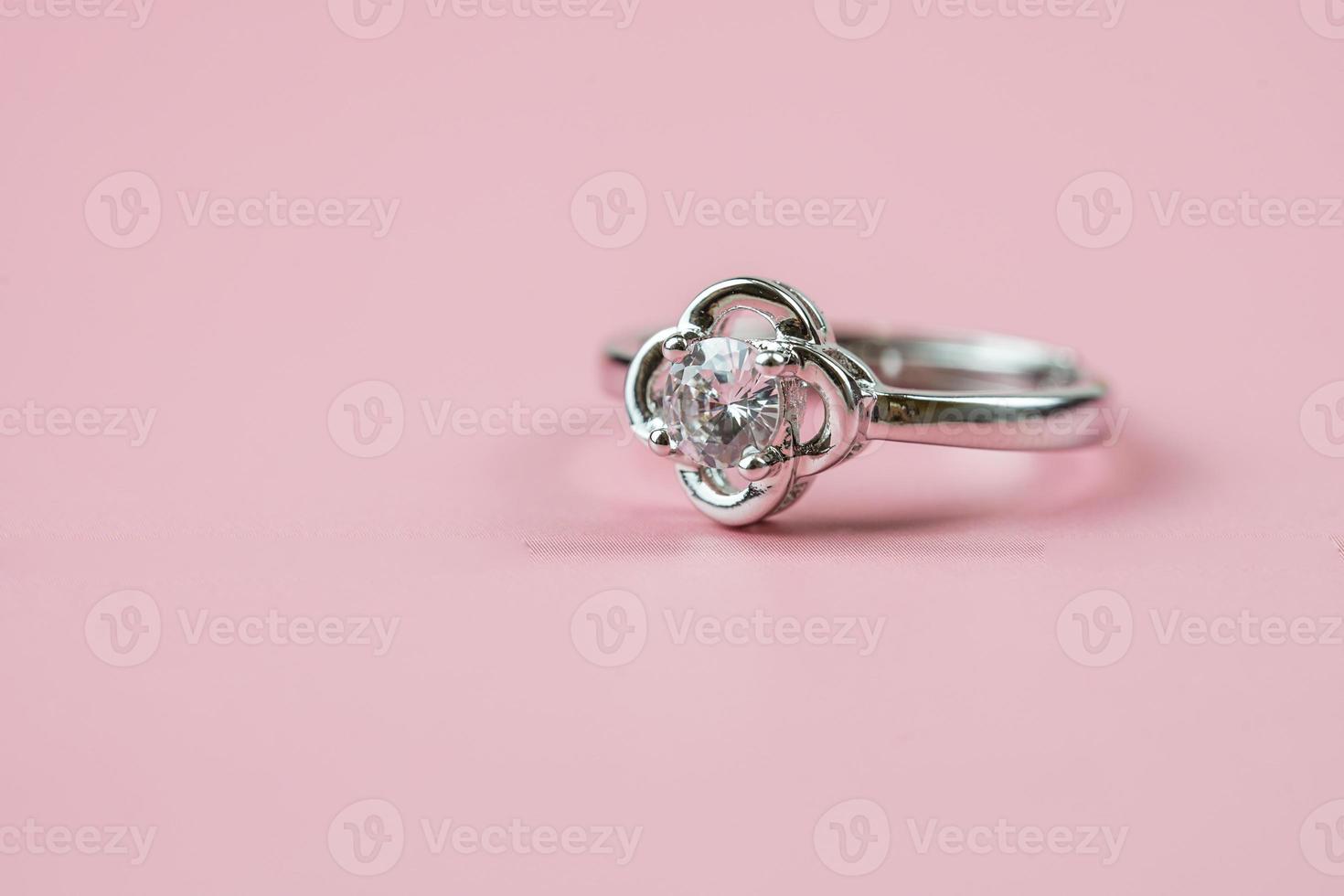 cerca del anillo de diamantes de compromiso. concepto de amor y boda. foto