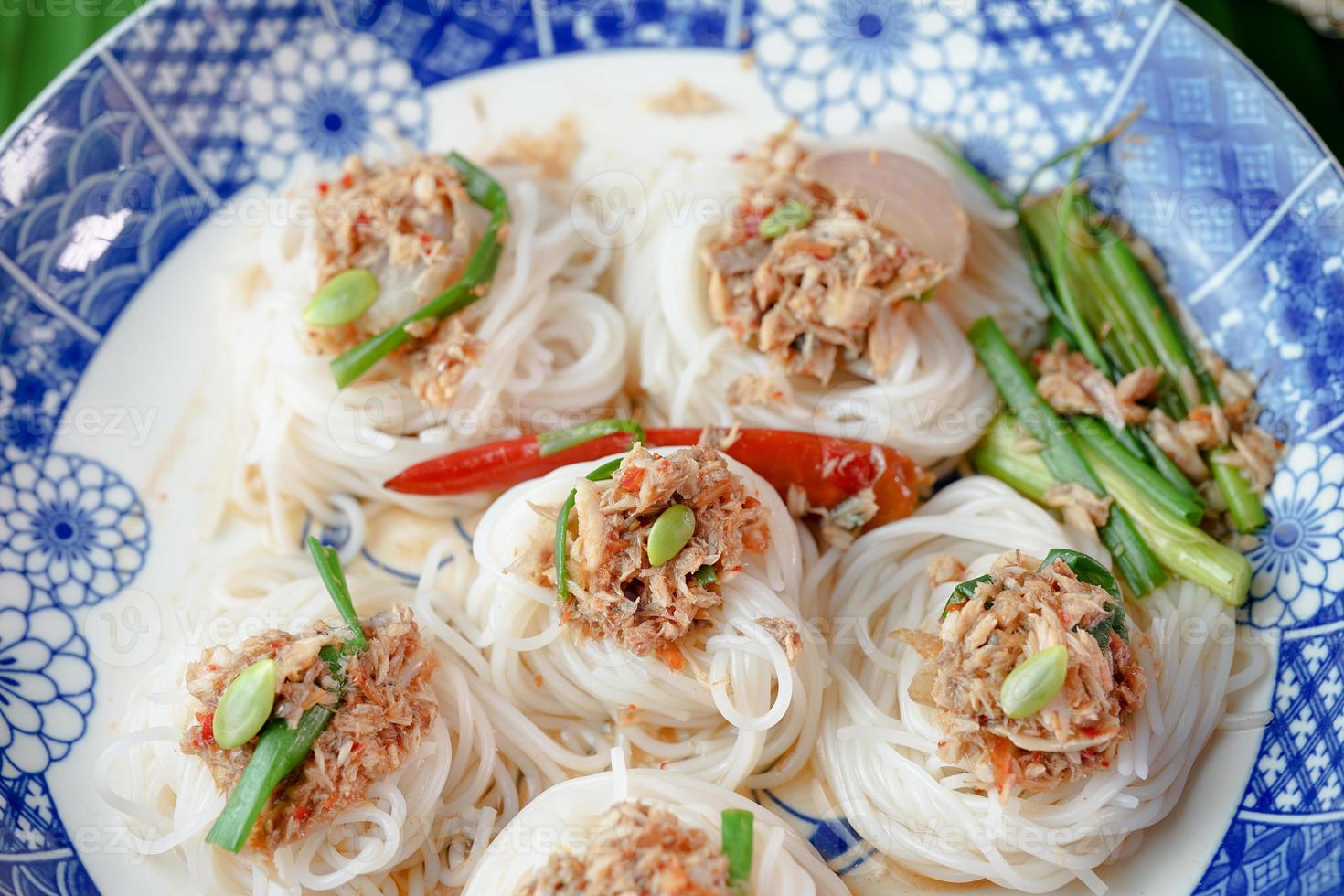 kanom jeen nam ya, fideos con salsa curry de pescado foto