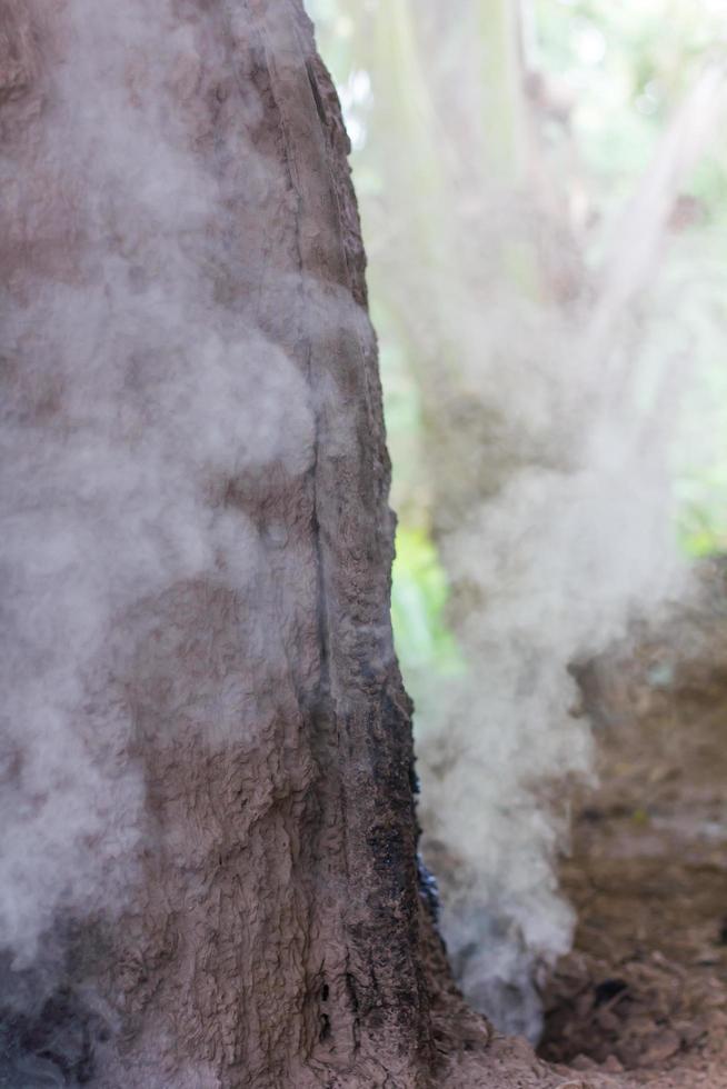 humo del hoyo horno de barro foto