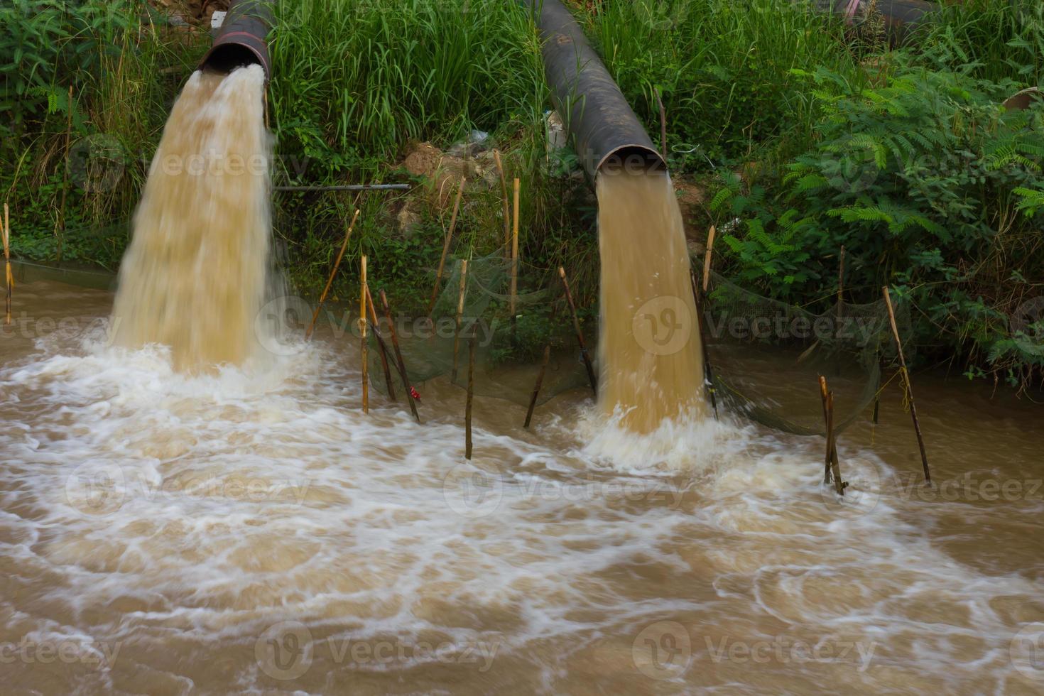 alcantarillado de desenfoque de flujo de agua. foto