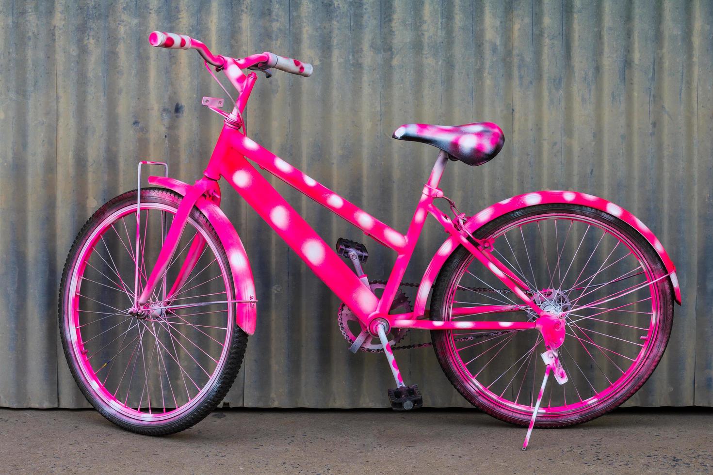 Zinc wall pink mountain bike photo