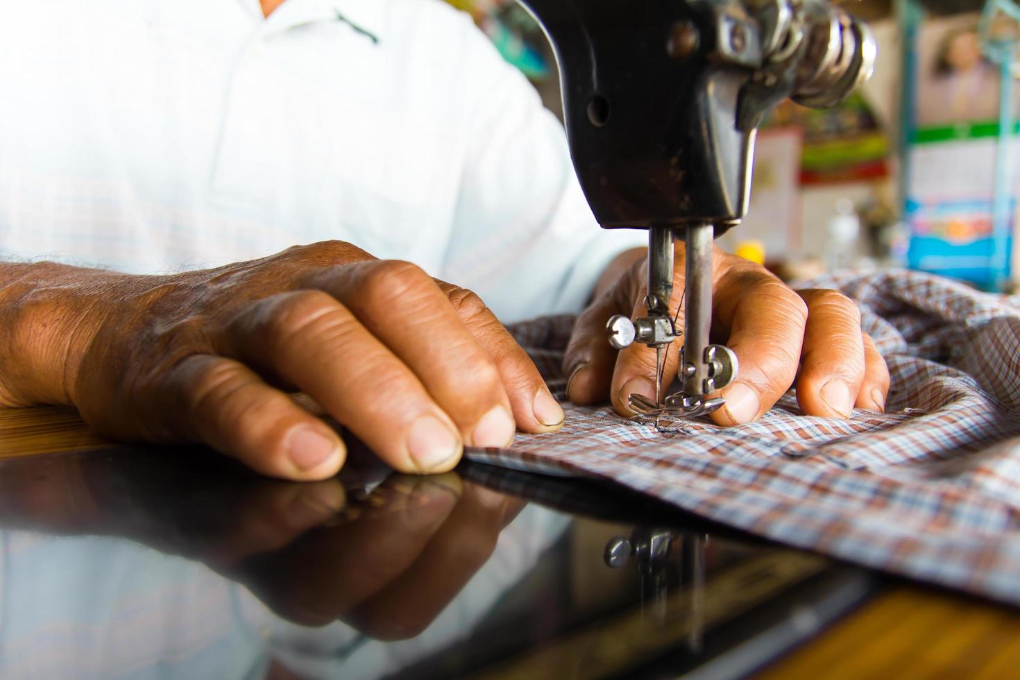 hombre con maquina de coser foto