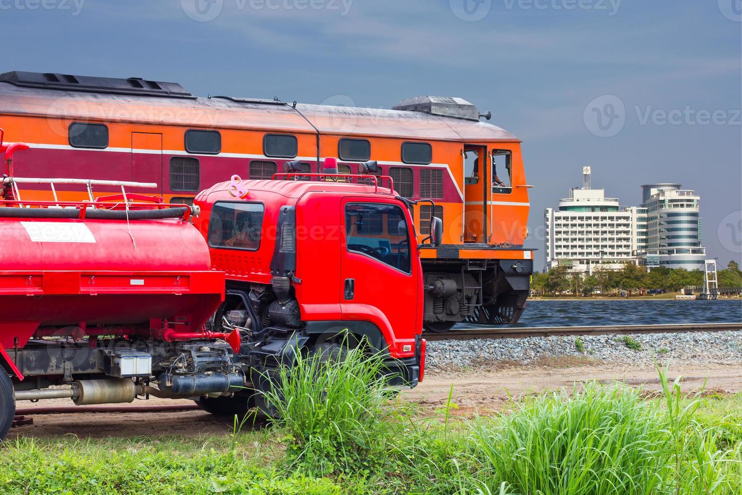 camiones de bomberos, edificios ferroviarios. foto