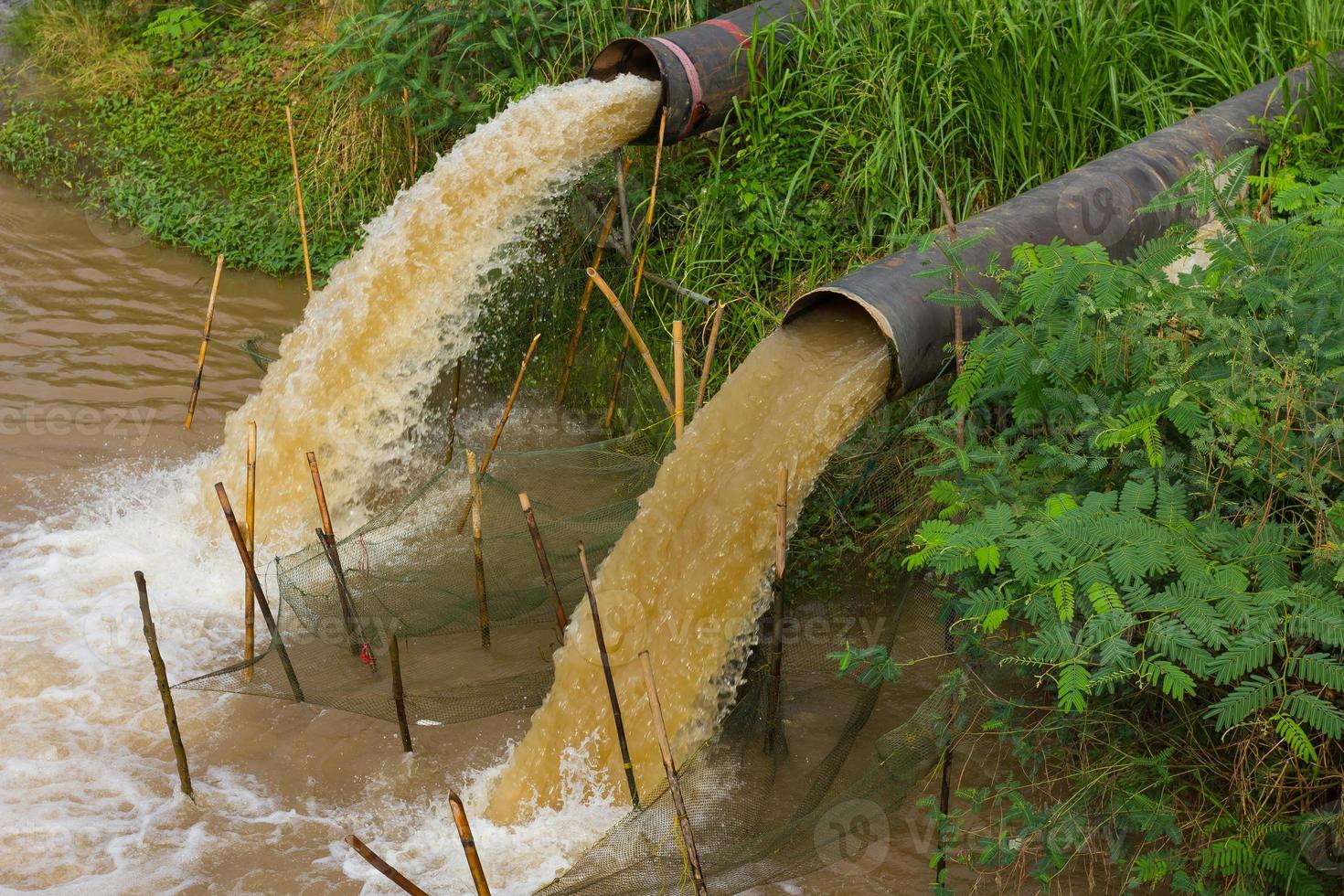 el flujo de agua detiene el alcantarillado. foto