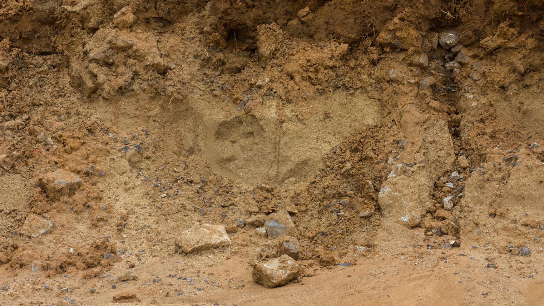 el agua del suelo erosionó la roca. foto