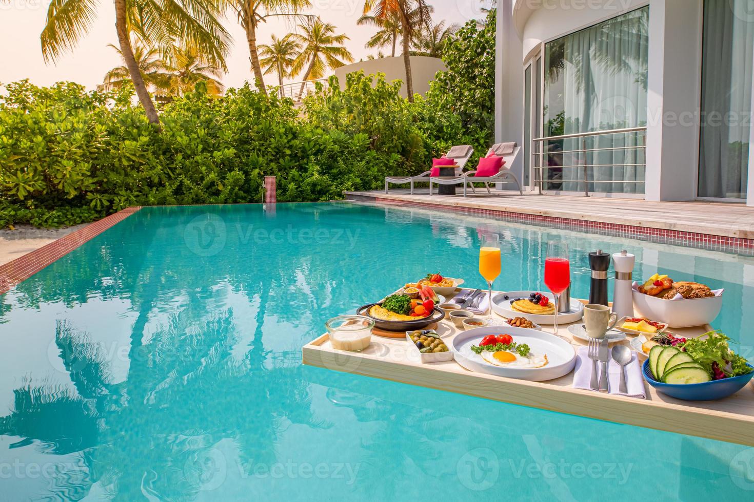 desayuno en piscina, desayuno flotante en resort tropical. mesa relajante en aguas tranquilas de la piscina, desayuno saludable y plato de frutas junto a la piscina del complejo. exótico verano dieta lujo isla playa estilo de vida foto