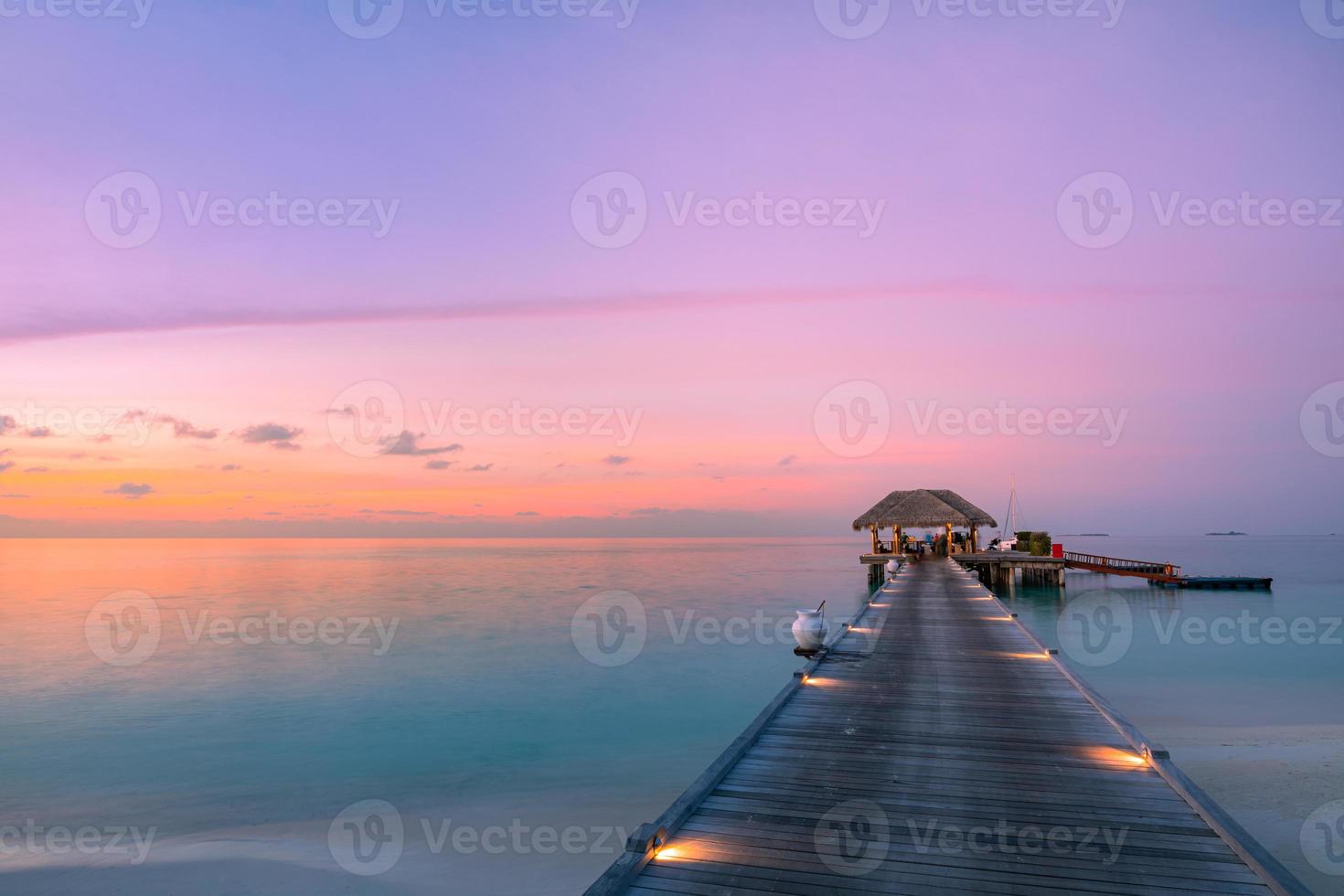 hermoso concepto celestial de éxito y felicidad. puesta de sol del paraíso. puesta de sol mágica, paisaje de ensueño, antecedentes de éxito inspirador y motivador. despreocupada, aventura vista al horizonte del mar foto