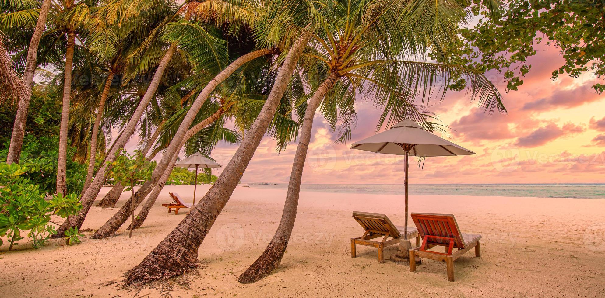 hermosa playa. sillas en la playa de arena cerca del mar. concepto de vacaciones y vacaciones de verano para el turismo. paisaje tropical inspirador. paisaje tranquilo, playa relajante, diseño de paisaje tropical foto