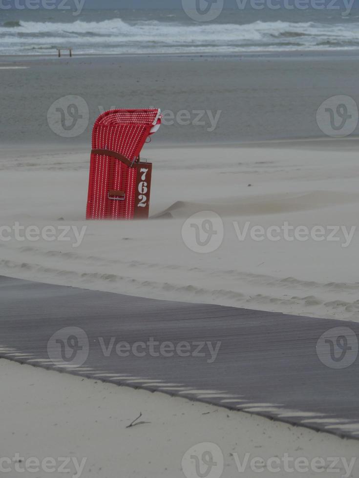 en la playa de juist island foto