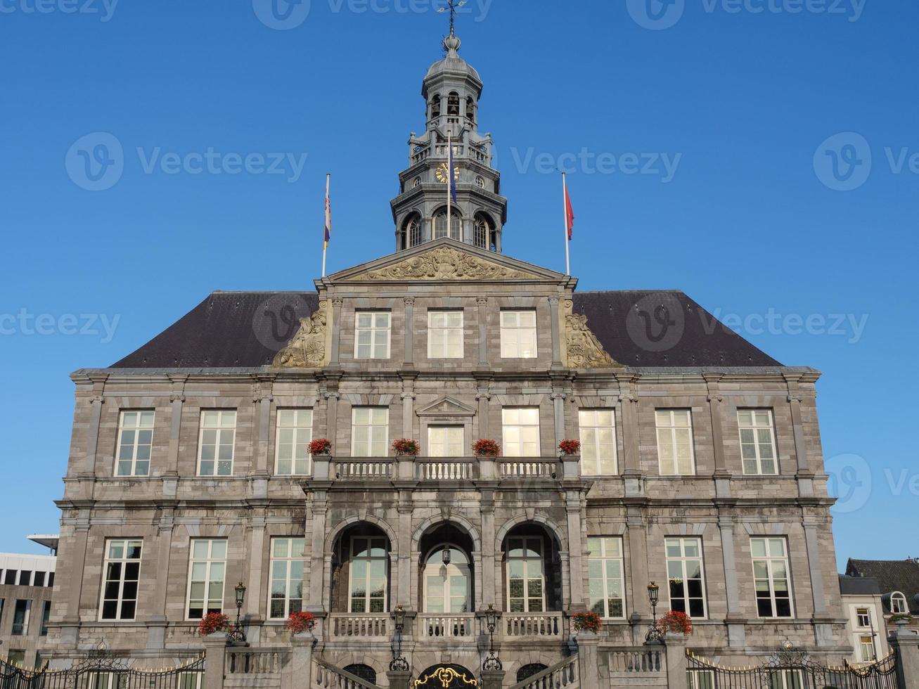 maastricht y kessel en el río maas foto