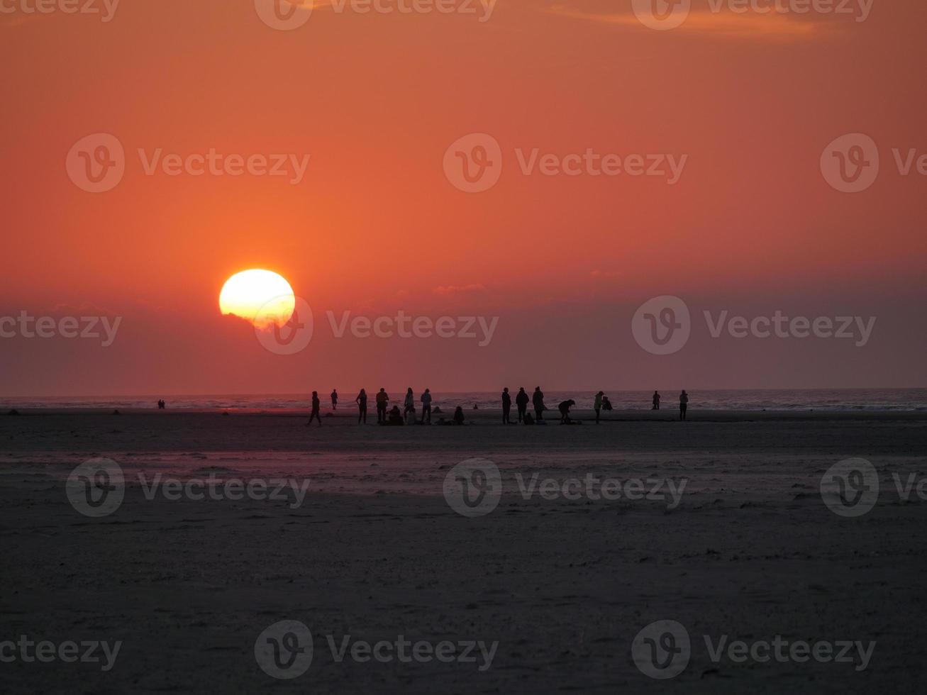 puesta de sol en la isla de juist foto