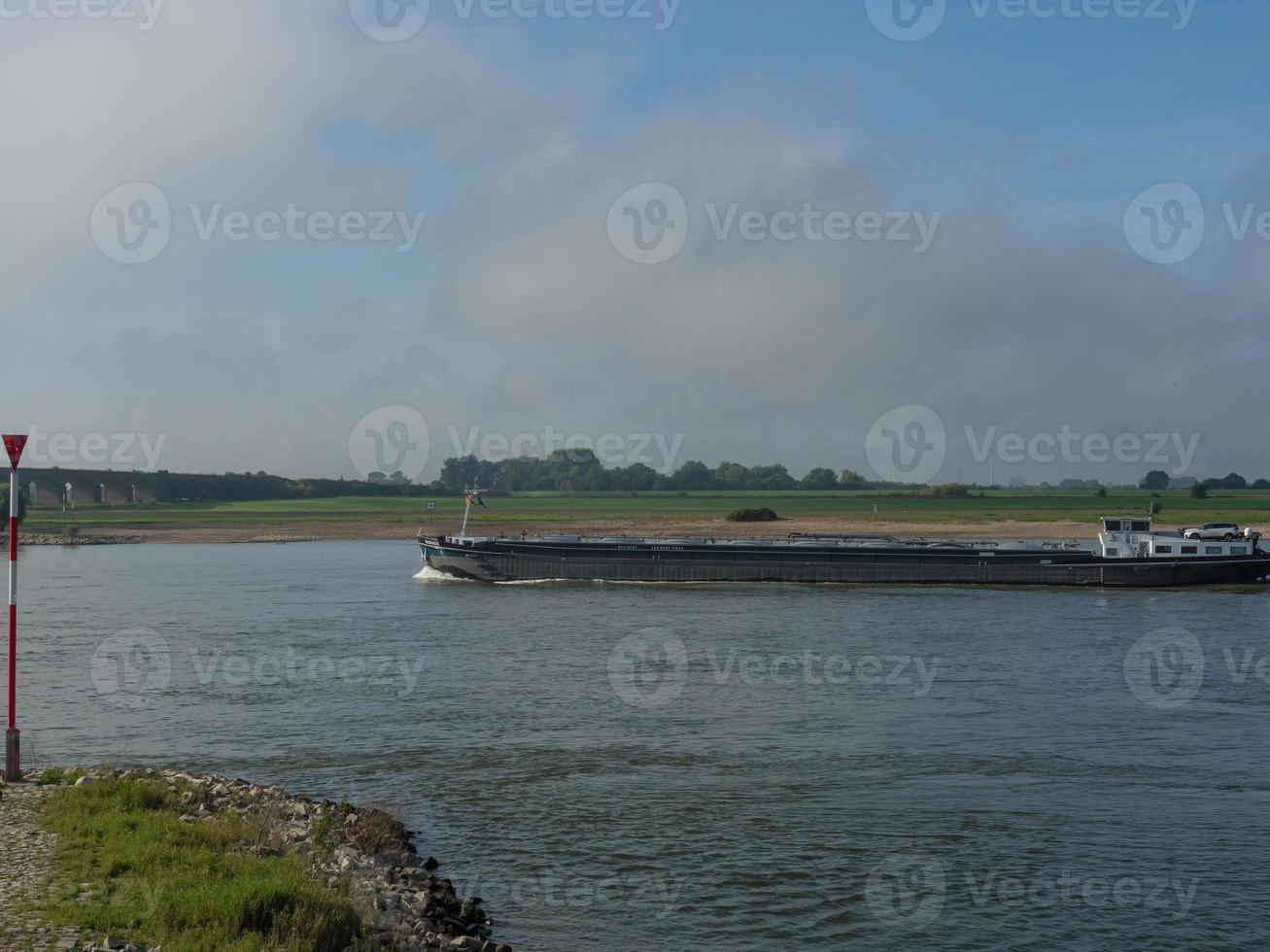 el río rin cerca de wesel por la mañana foto