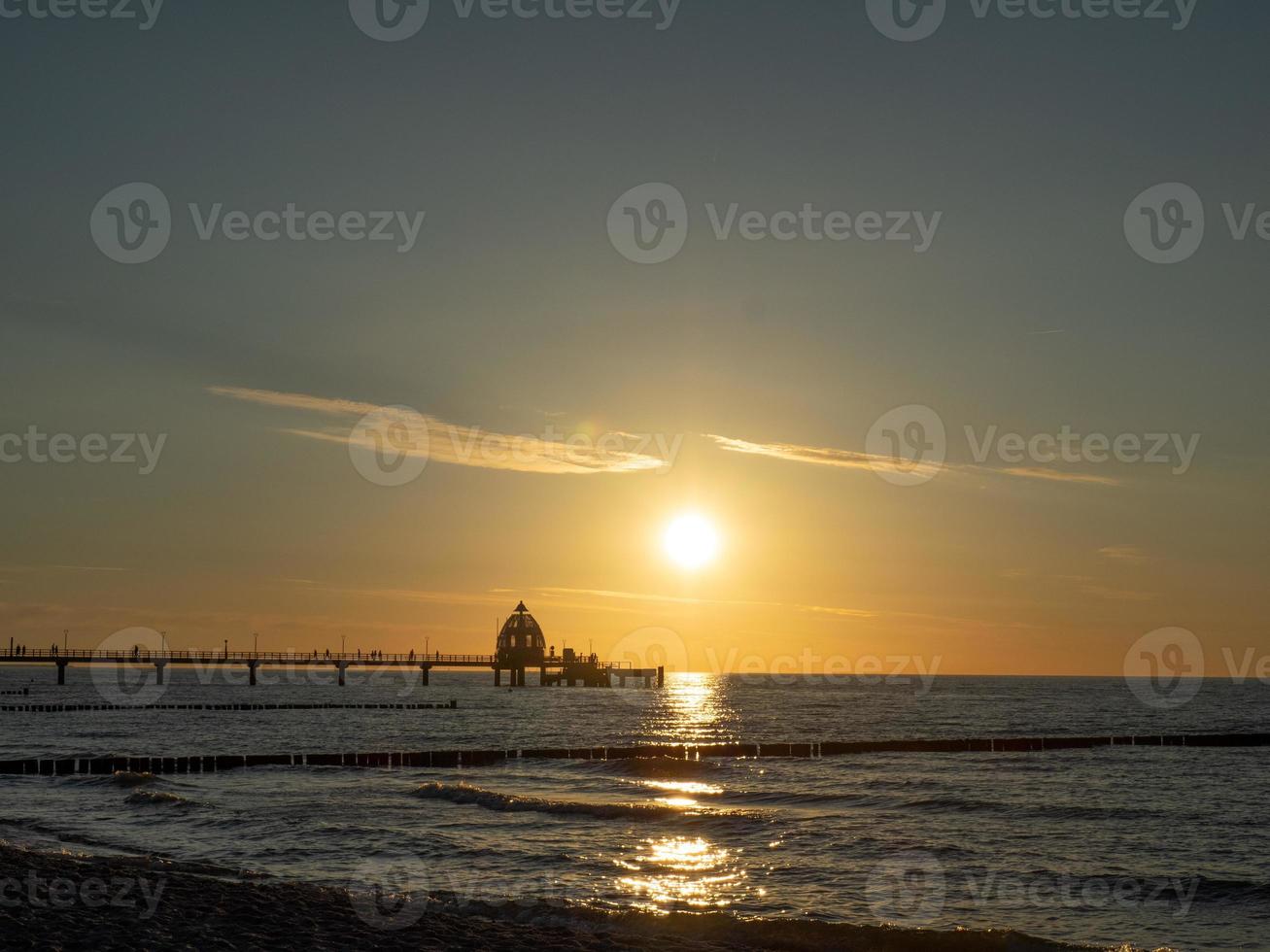 puesta de sol en la playa de zingst foto