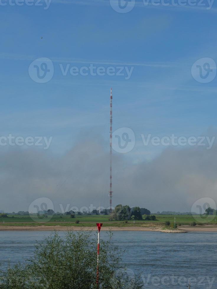 el río rin cerca de wesel por la mañana foto