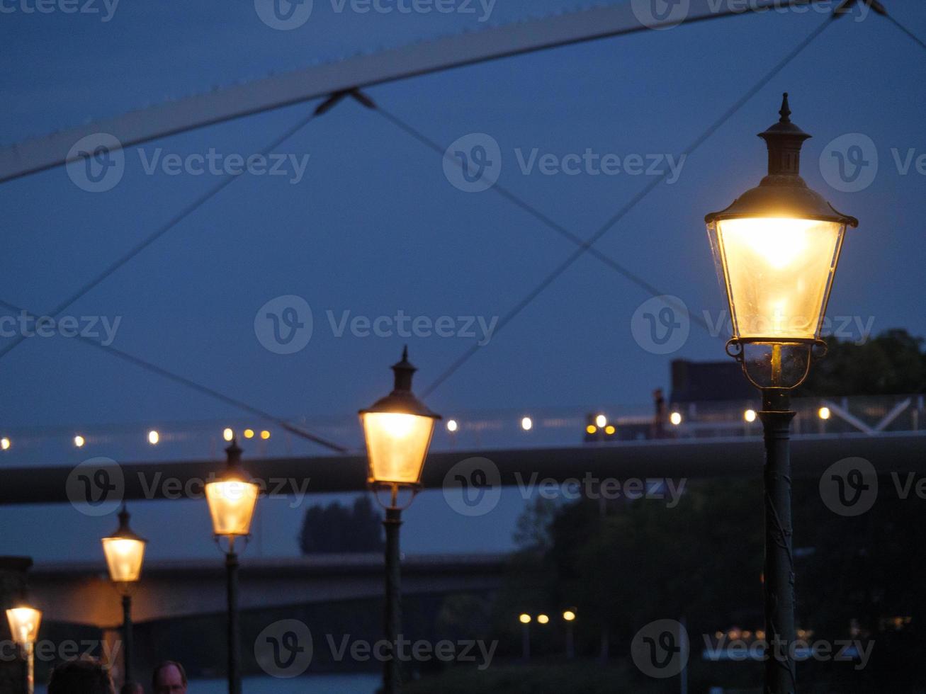 la ciudad de maastricht en el río maas foto