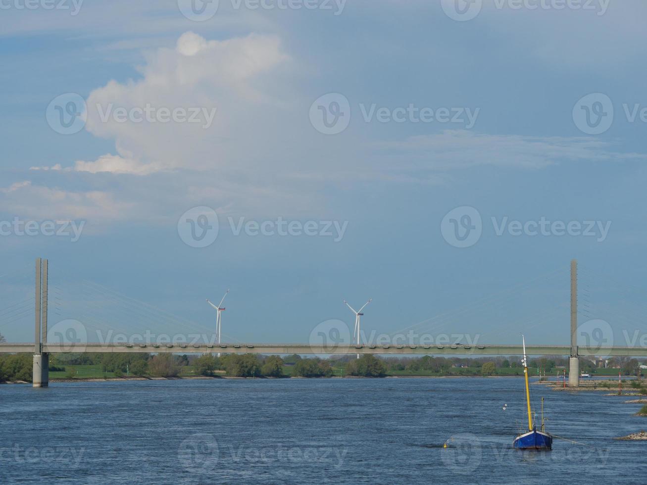 la ciudad de rees en el río rin foto