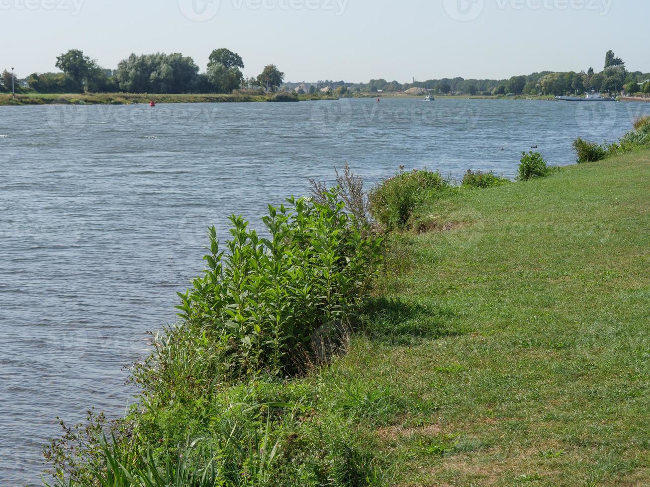 maastricht y kessel en el río maas foto