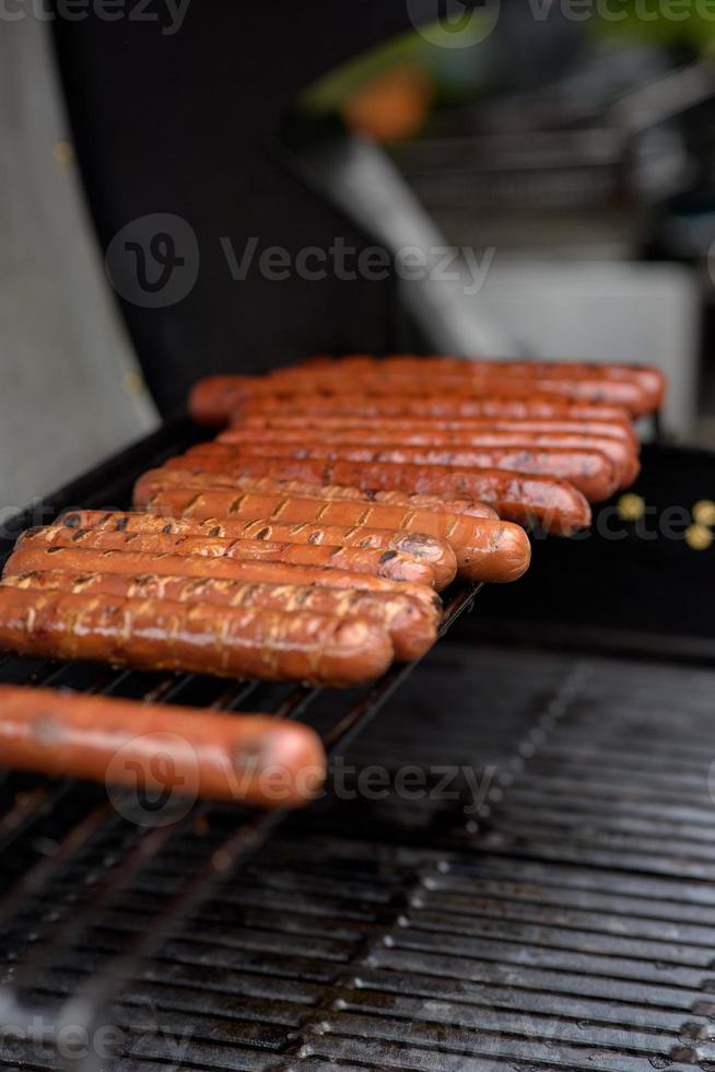 brochetas de carne a la parrilla sobre las brasas, con humo. comida de la calle. foto