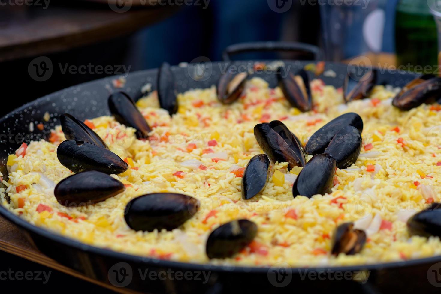 paella española preparada en el restaurante de la calle foto