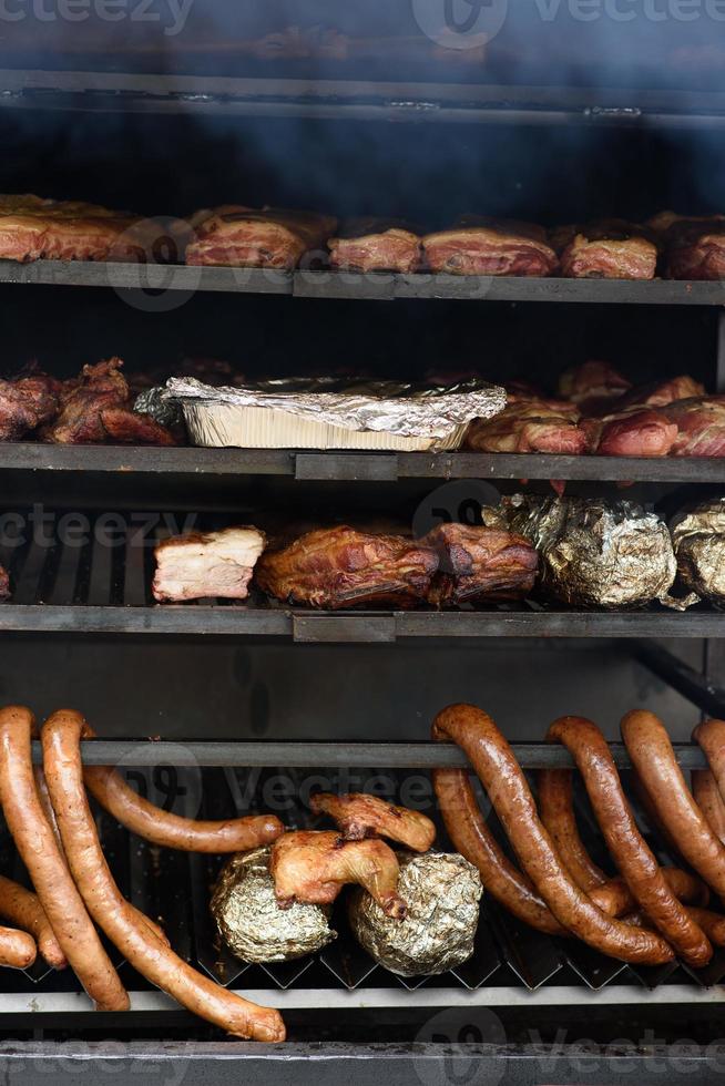 brochetas de carne a la parrilla sobre las brasas, con humo. comida de la calle. foto