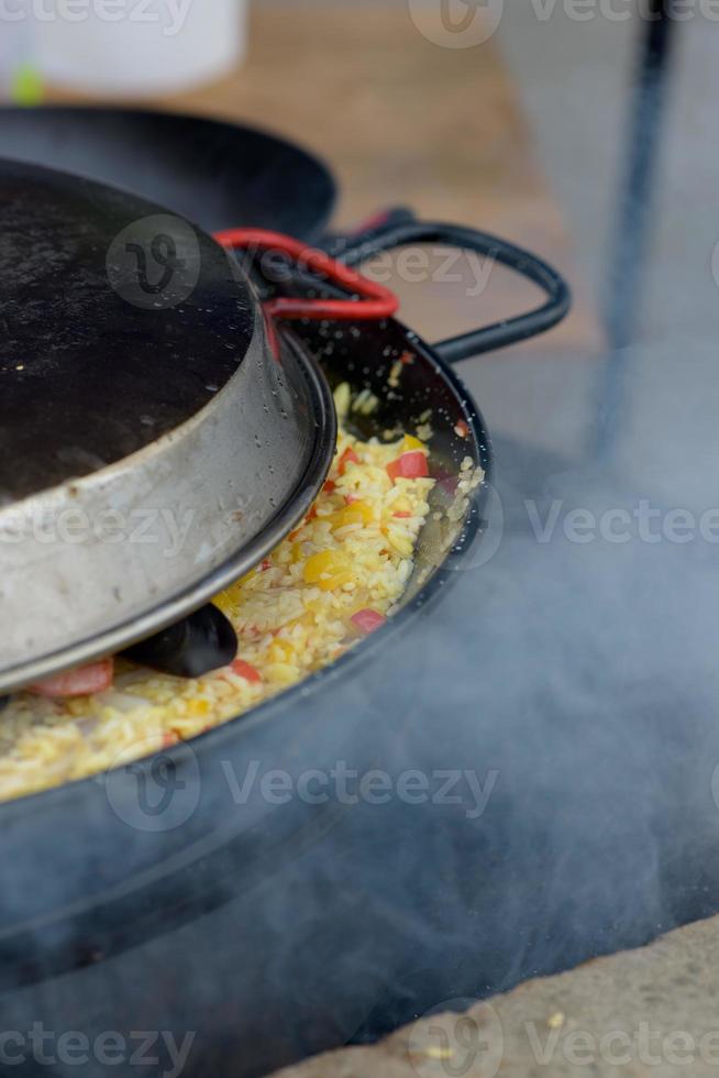 paella española preparada en el restaurante de la calle foto