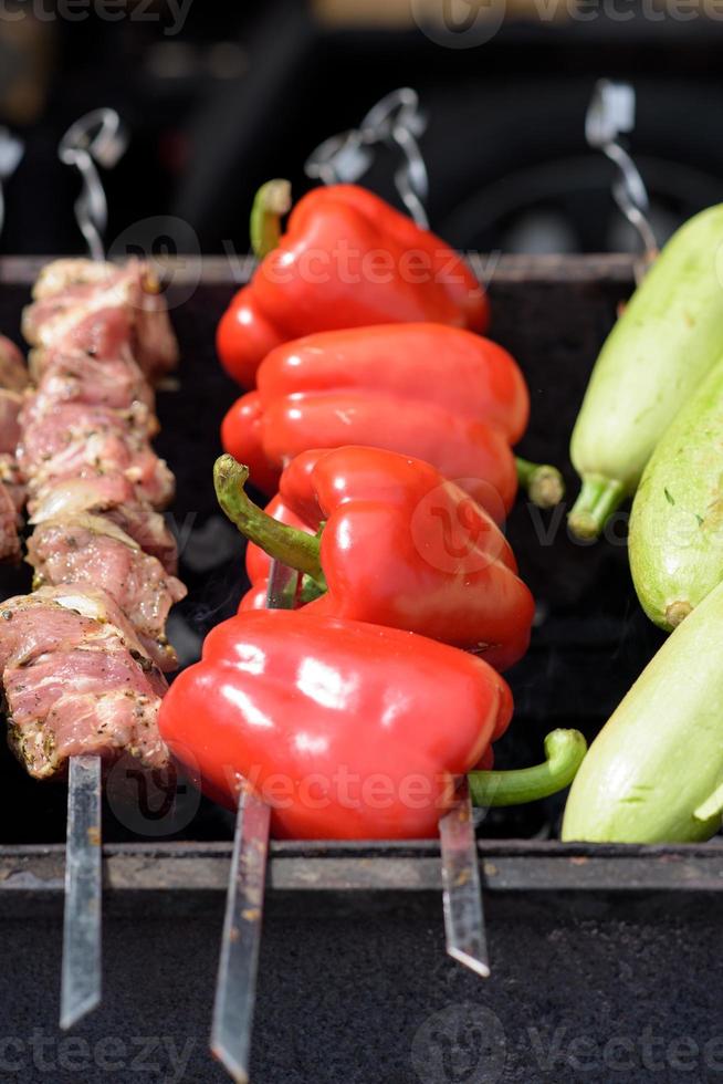 brochetas de carne y verduras a la parrilla en un festival de comida callejera. foto