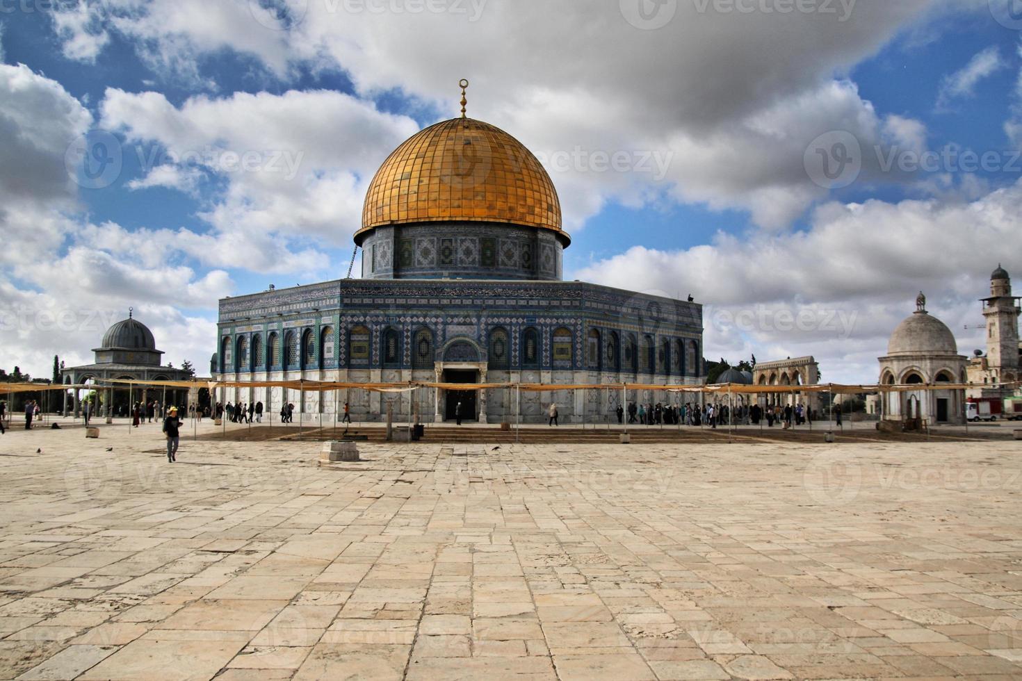 una vista de la cúpula de la roca en jerusalén foto